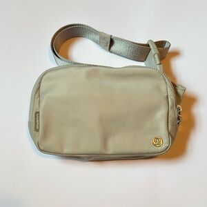 Lululemon Everywhere Belt Bag Large 2L Raw Linen